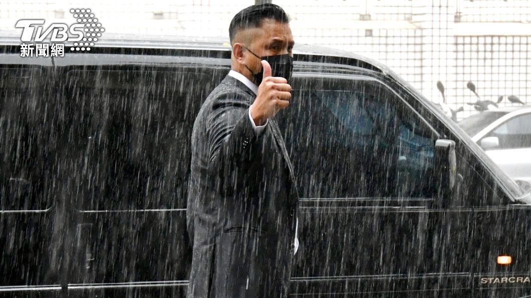 黑人北檢首出庭出招了!庭訊後雨中「鞠躬又比讚」濕身離開