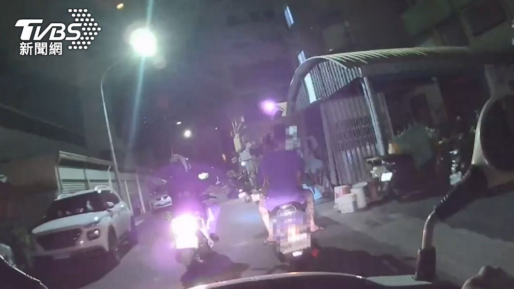 吳姓男子因未戴安全帽還違規逆向遭到警方攔查。(圖/TVBS)