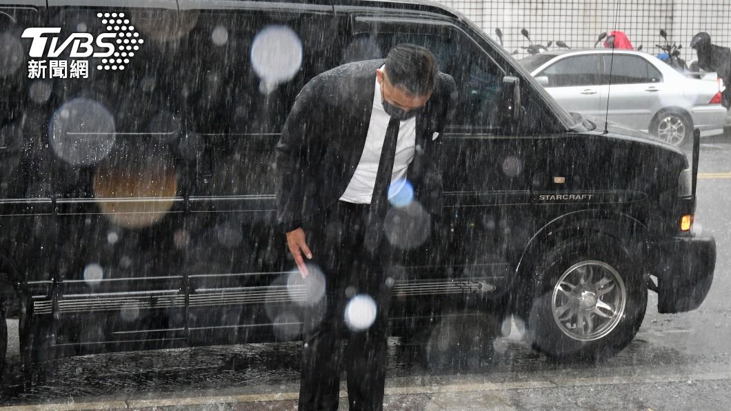 黑人上車前淋雨對媒體深深一鞠躬。(圖/胡瑞麒攝)
