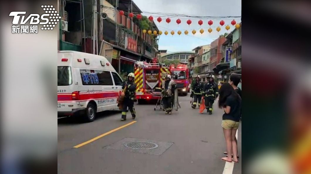 大樓冒煙！陽台電風扇突竄火　女屋主呼呼大睡消防急喚醒