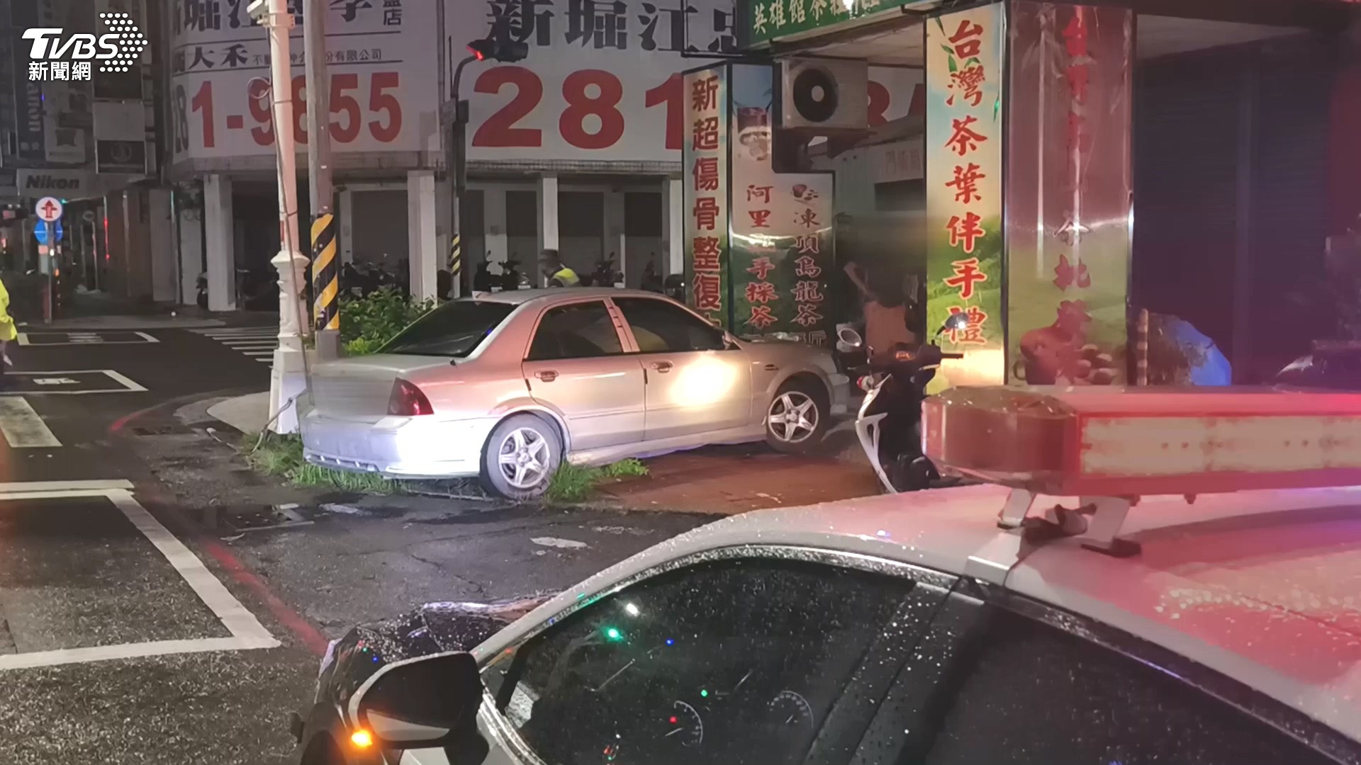 劉男事後呼叫消防救護員將葉女送醫。(圖/TVBS)
