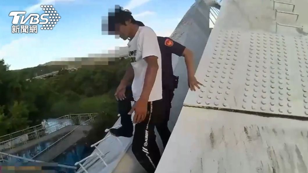 別哭!新北男經商失敗又欠債竟爬三角湧大橋 勇警急救人