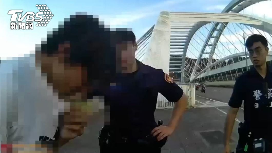 員警將男子救下後予以關心，他情緒崩潰痛哭。（圖／TVBS）