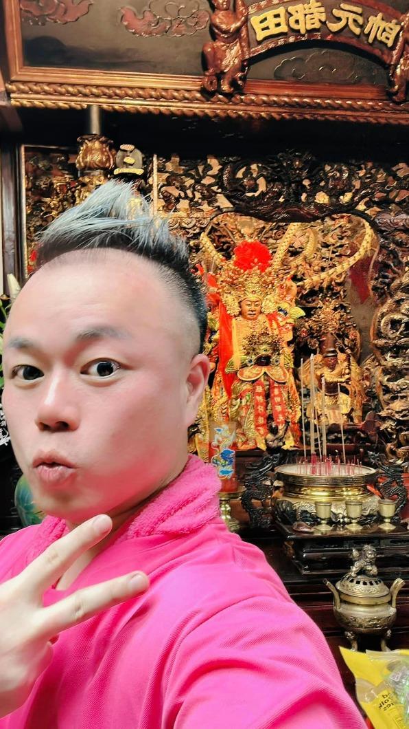 閃亮亮是田都元帥的信徒。(圖/翻攝自閃亮亮臉書)