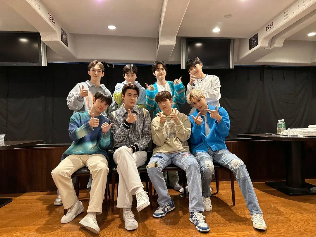 至今仍有不少人認為Chen(後排左一)應該要從EXO退出。(圖/翻攝自EXO IG)