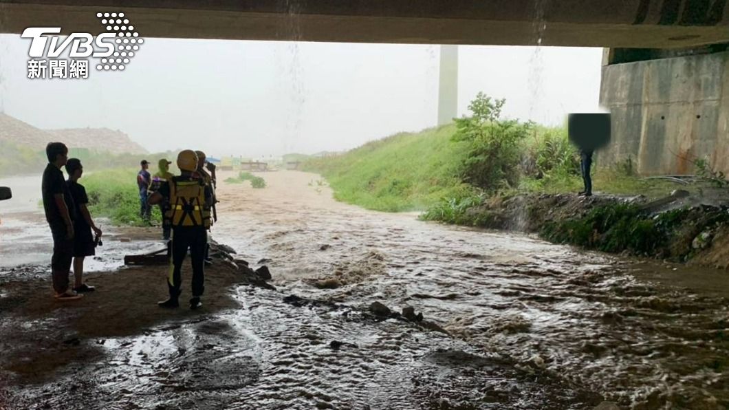 新北市豪雨狂炸!男騎越野車赴水牛坑 溪水上漲受困