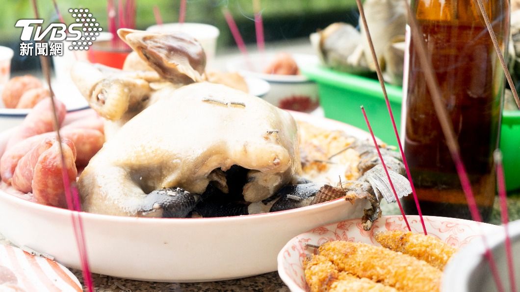 廖大乙強調祭拜好兄弟供品必須「見天」。(示意圖/shutterstock達志影像)