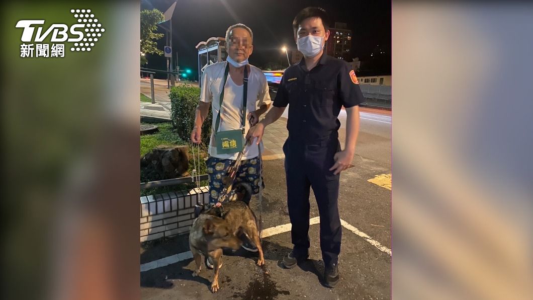 員警透過晶片找到飼主。(圖/TVBS)