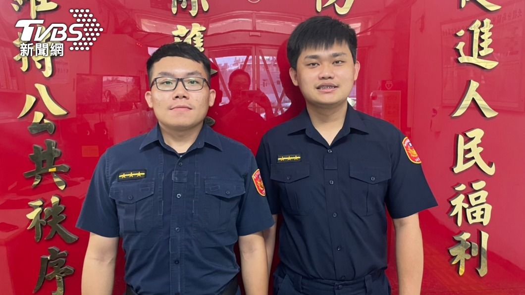 警員吳宗翰、黃昭仁協助狗狗找到飼主。(圖/TVBS)