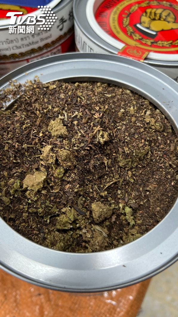茶葉罐內八成為大麻，僅最上層為茶葉。（圖／TVBS）