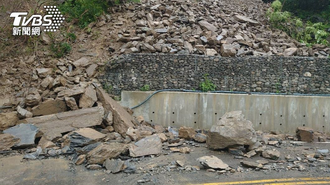 快訊/雨彈炸高雄!茂林山道出現大規模土石崩塌 交通受阻