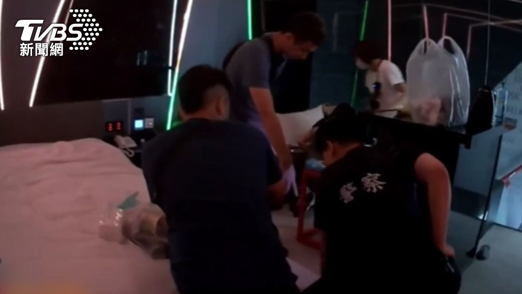 警方於汽車旅館逮捕主嫌。（圖／TVBS）