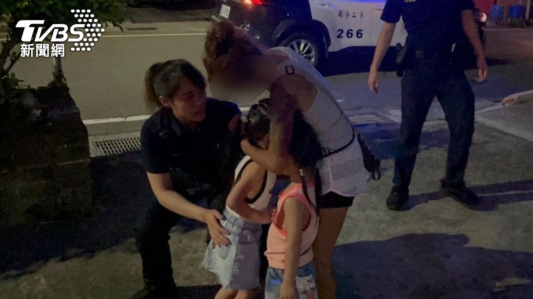 大班女童玩耍迷路爆哭求助警察哥哥 返家母女相擁落淚