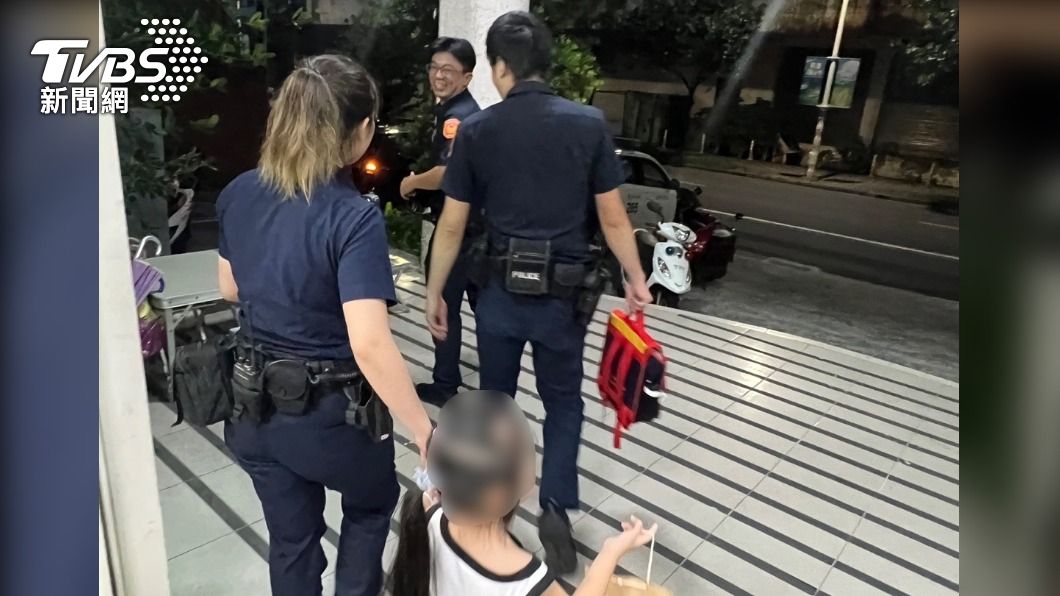 警方將女童護送回家。(圖/TVBS)