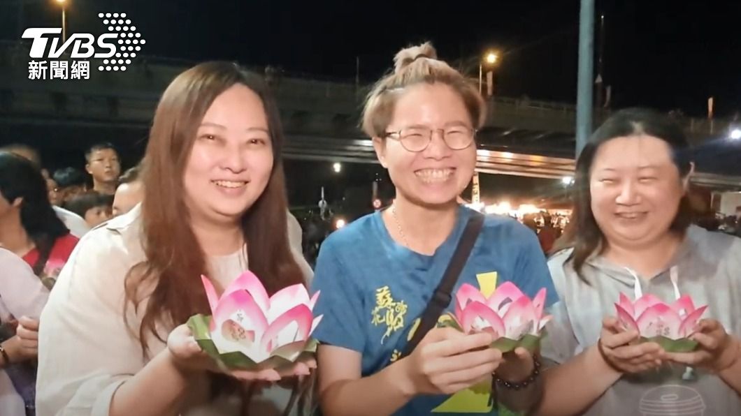 有不少民眾來到現場摺蓮花燈並寫下祝福。(圖/TVBS)