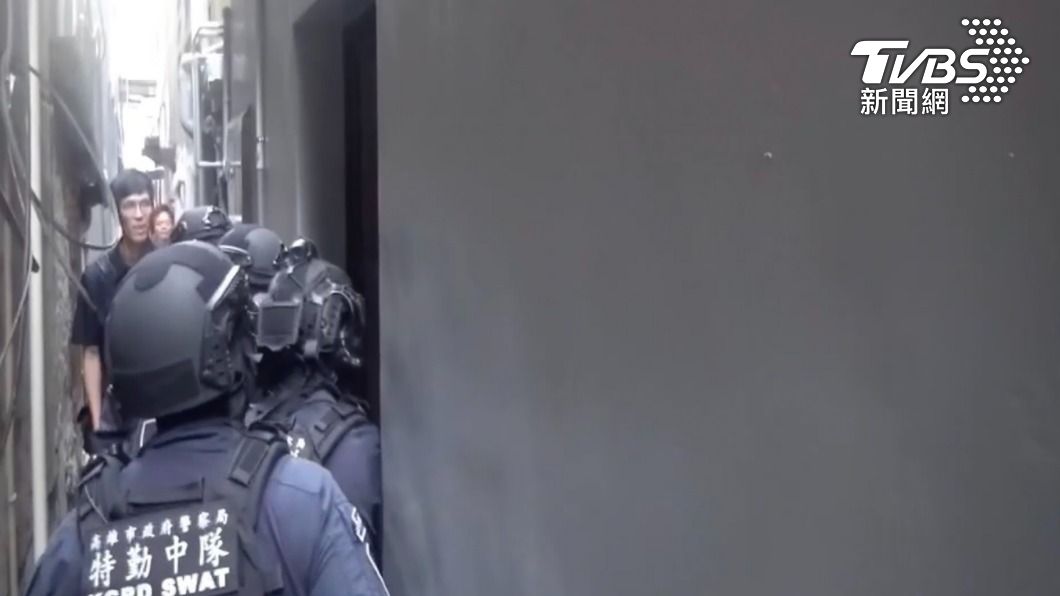 慫了?警攻堅詐騙集團機房 刺青男嚇到抱頭痛哭