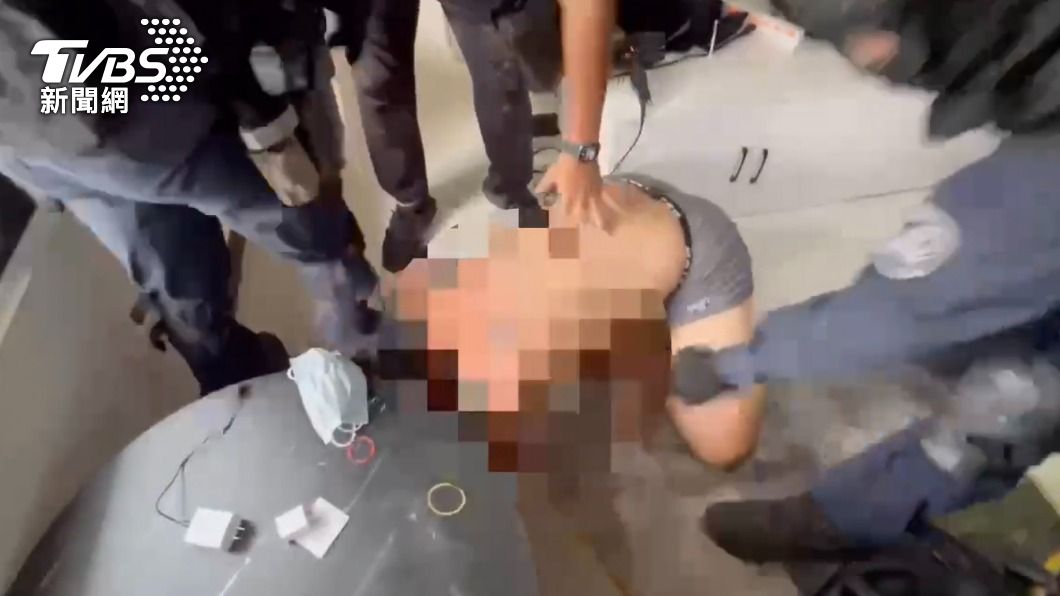 刺青男看到警方,竟嚇得抱頭痛哭趴在地板上哀號。(圖/TVBS)