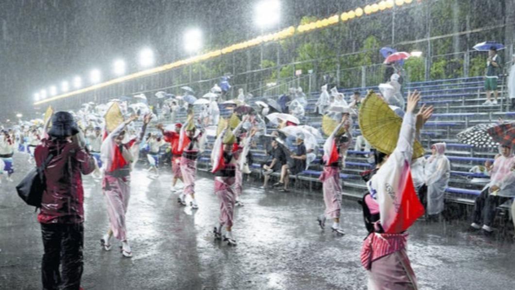 日本德島「無視蘭恩暴風警報」 祭典沿街淋雨跳舞被罵翻