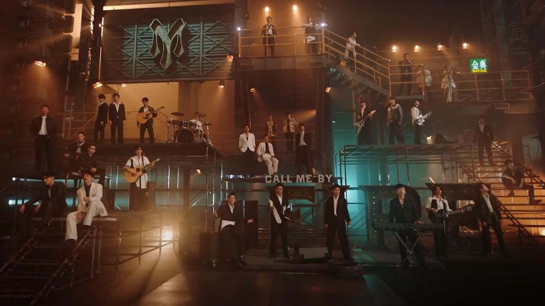 《披荊斬棘3》今官宣主題曲,在大合照裡林志穎(右四)和王耀慶(左三)站在C位。(圖/翻攝自披荊斬棘微博)