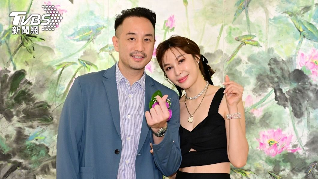 唐志中與老婆小咪出席媽媽韓湘琴的畫展。(圖/黃城碩攝)