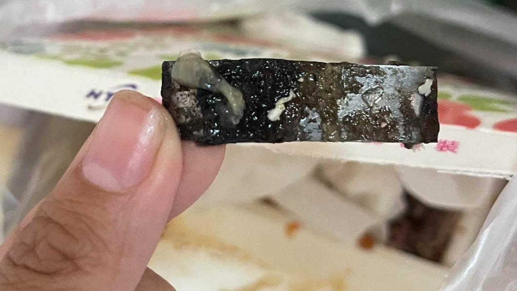 噁心！吃便當含到「污垢黑鐵片」女崩潰喊：牙齒刮了不少