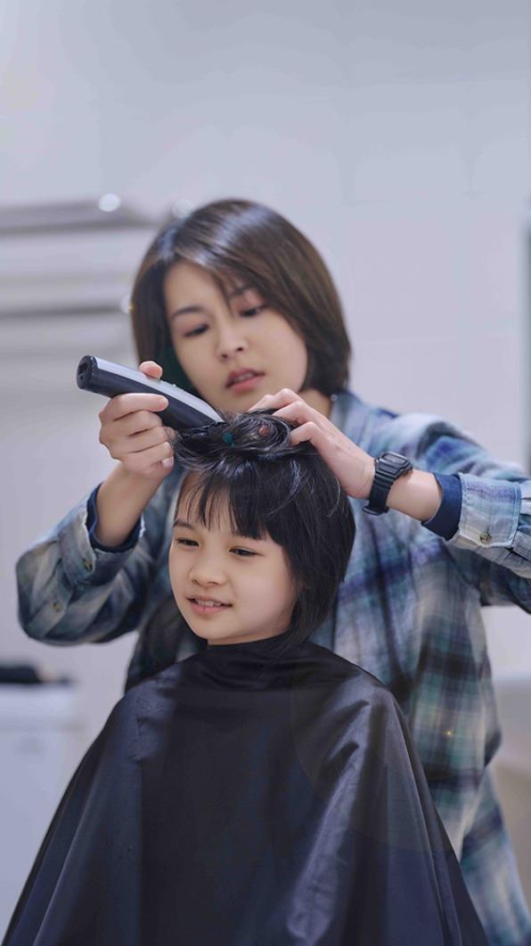 曾沛慈在片中飾演母親,親自替癌症女兒剃頭髮。(圖/米倉影業提供)