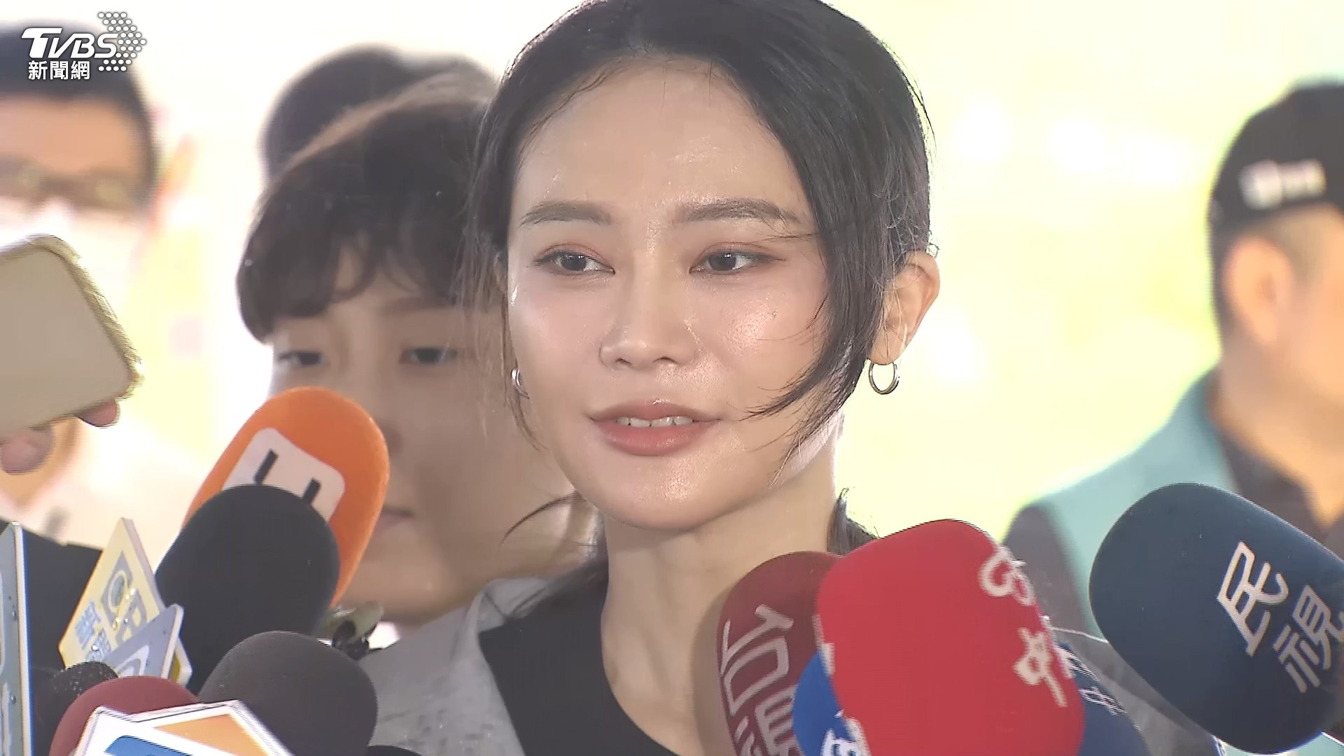 侯友宜陣營質疑賴品妤猛攻核能政策是因擋到家族財路,更揭露其父賴勁麟身兼雲豹能源董事長以及多家能源公司董事,若非大股東就是「大門神」。(圖/TVBS)