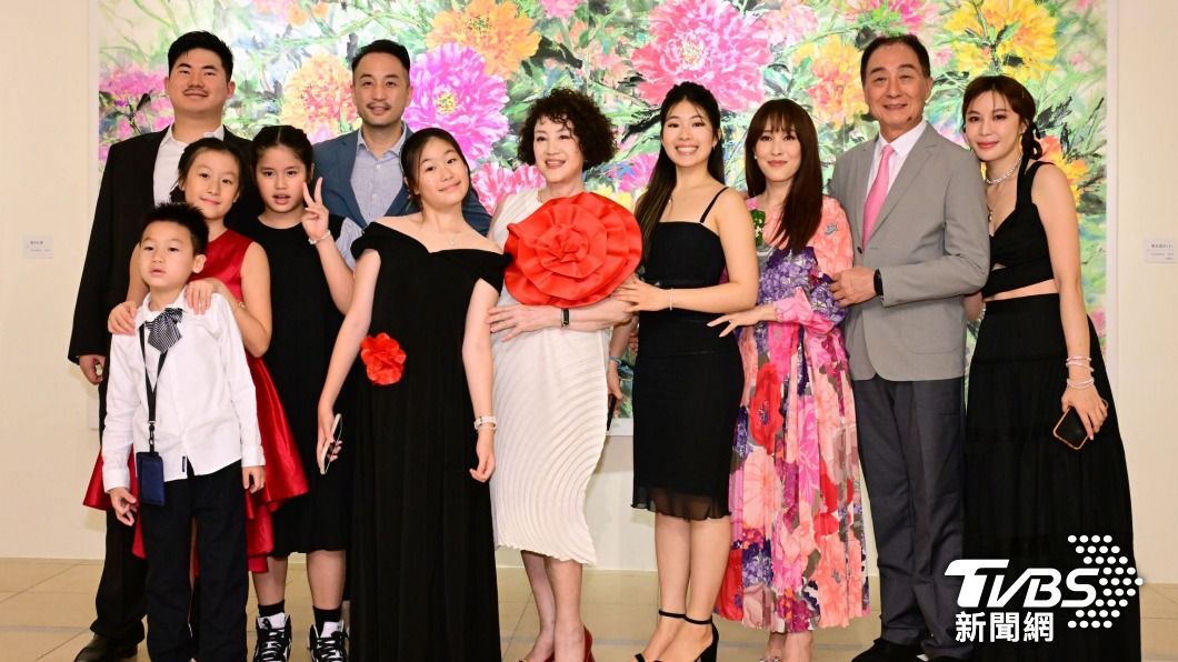 韓湘琴(中)的畫展開幕,全家人都到了。(圖/TVBS資料照)