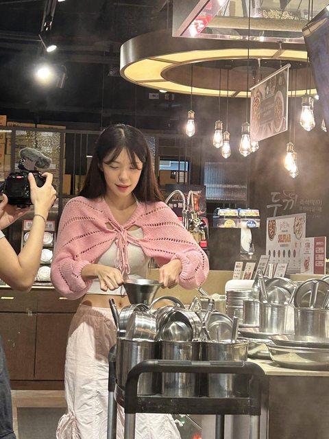 李多慧被捕捉到店內用餐。(圖/翻攝自PTT)