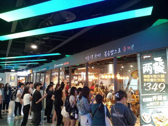 店外擠滿粉絲朝聖李多慧。(圖/翻攝自PTT)