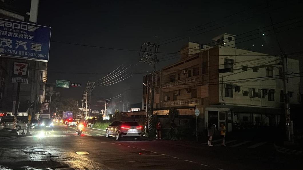 新竹市區「突然黑一片」!1千多戶摸黑吃飯 台電曝原因