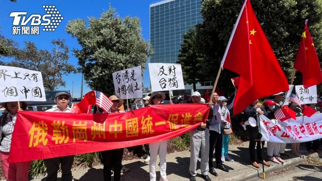 大陸僑團呼口號抗議。（圖／許依晨攝）