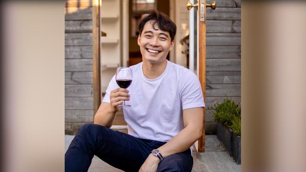 羅傑叔叔近日在YouTube頻道上傳一段影片，他把寮國料理用「狗屎版泰國菜」來形容。（圖 / 翻攝自Nigel Ng臉書）