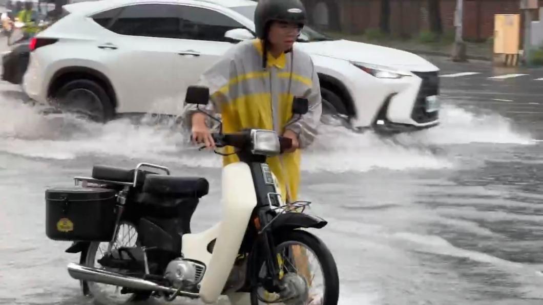 港都慘變水都！高雄雨炸開市民喊「放豪雨假」灌爆陳其邁臉書