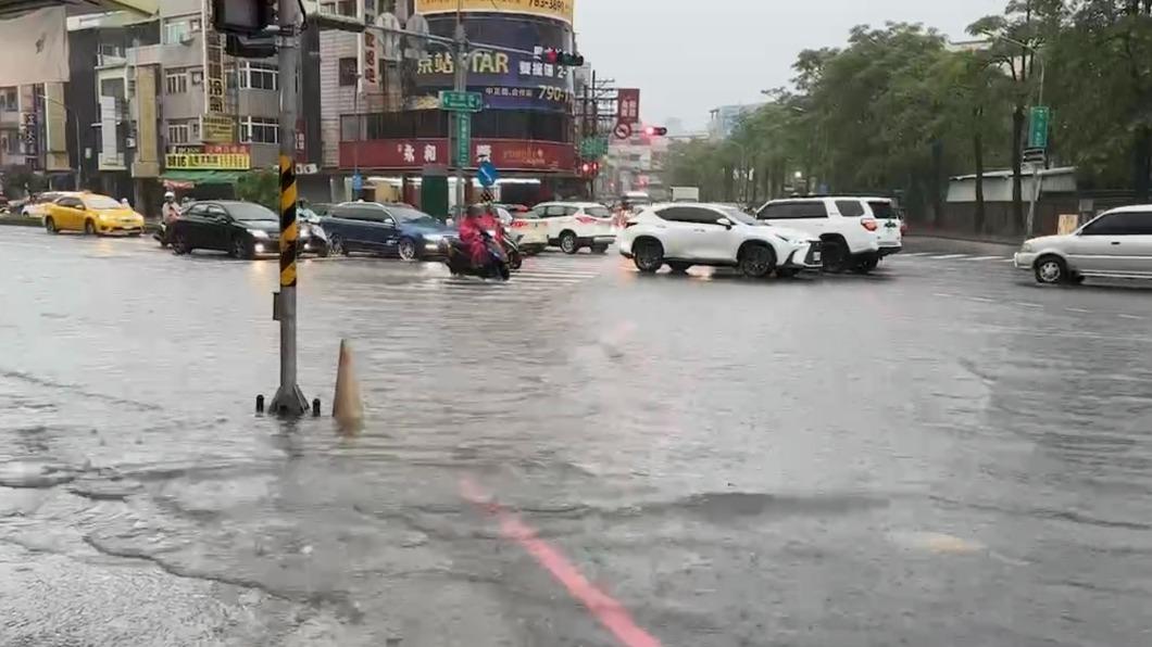 正逢上班上課時間，高雄市區多處交通因大雨大打結。（圖／民眾提供）