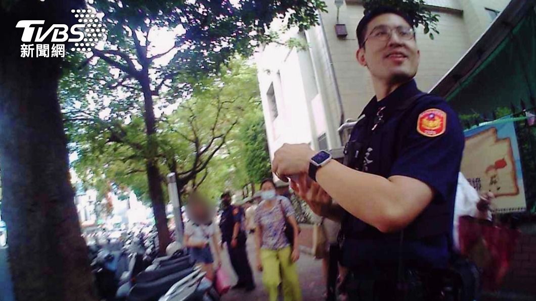 員警細心一台一台確認。（圖／TVBS）