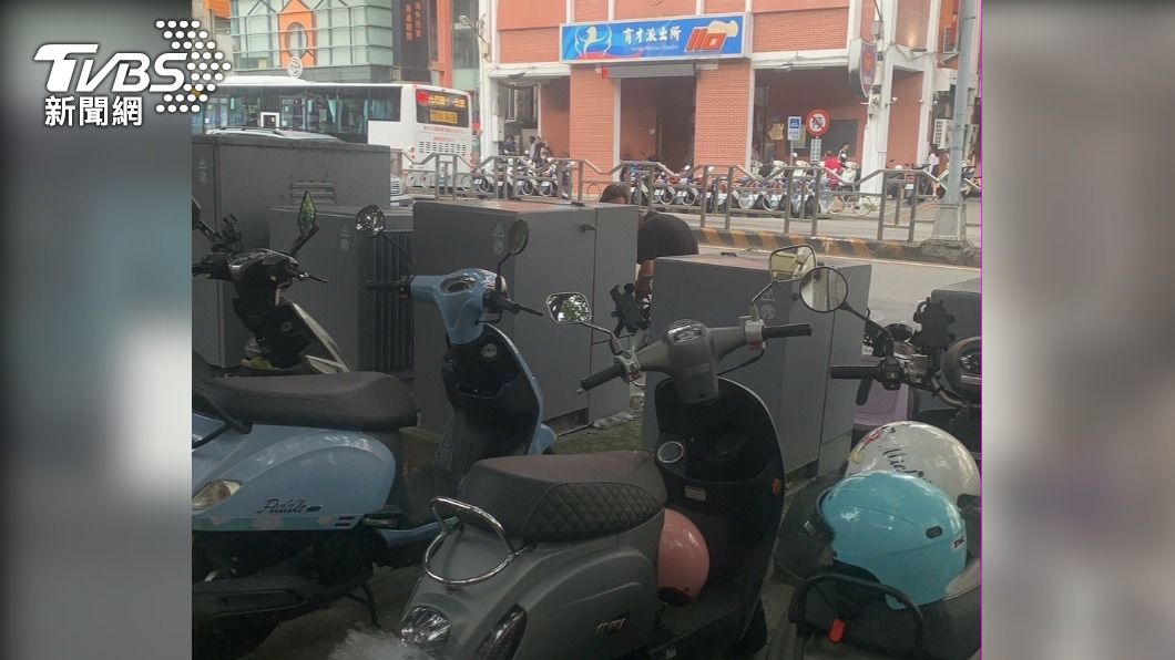 最後機車就在派出所對面。（圖／TVBS）