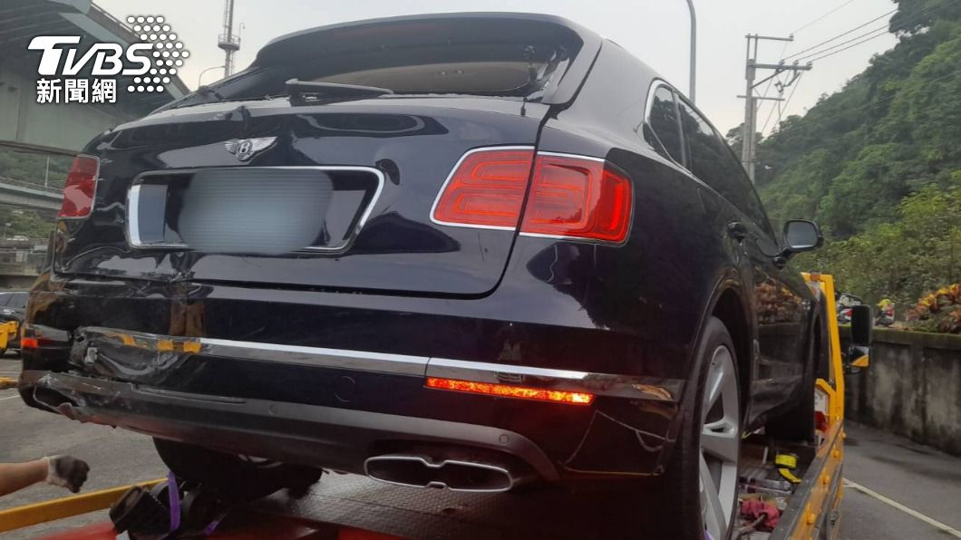超貴車禍!小貨車疑未注意 追撞「移動豪宅賓利+瑞典坦克」