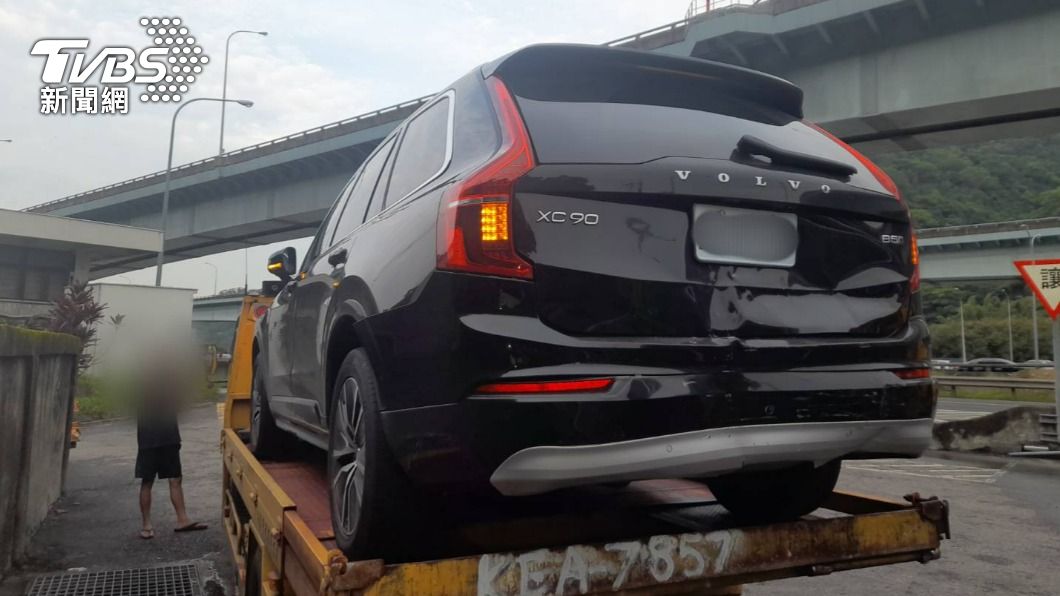 VOLVO也遭追撞。(圖/TVBS)