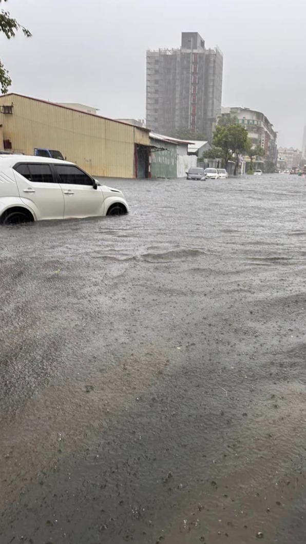 汽、機車努力的涉水而過。(圖/民眾提供)