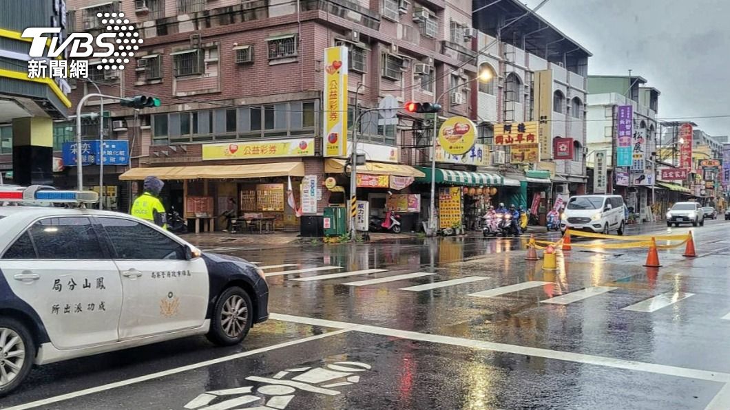 警方於現場管制疏導。(圖/TVBS)