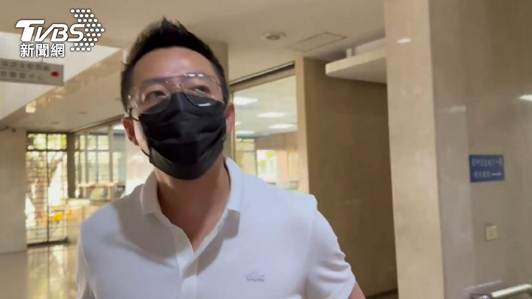 汪小菲身穿白色POLO衫與白色短褲現身北檢。