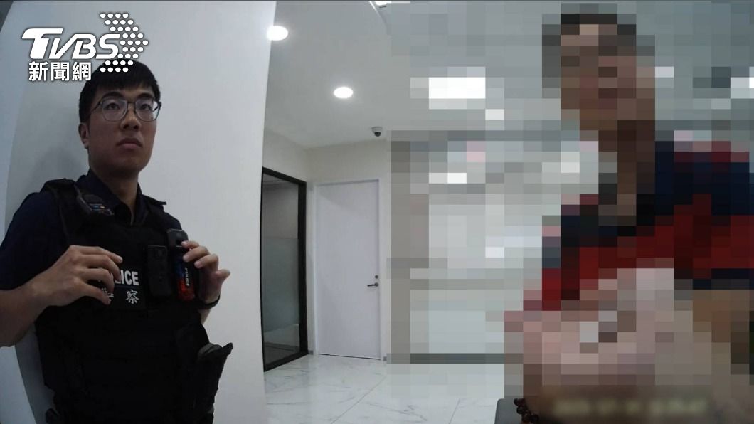 警方獲報後前往勸說進行攔阻。（圖／TVBS）