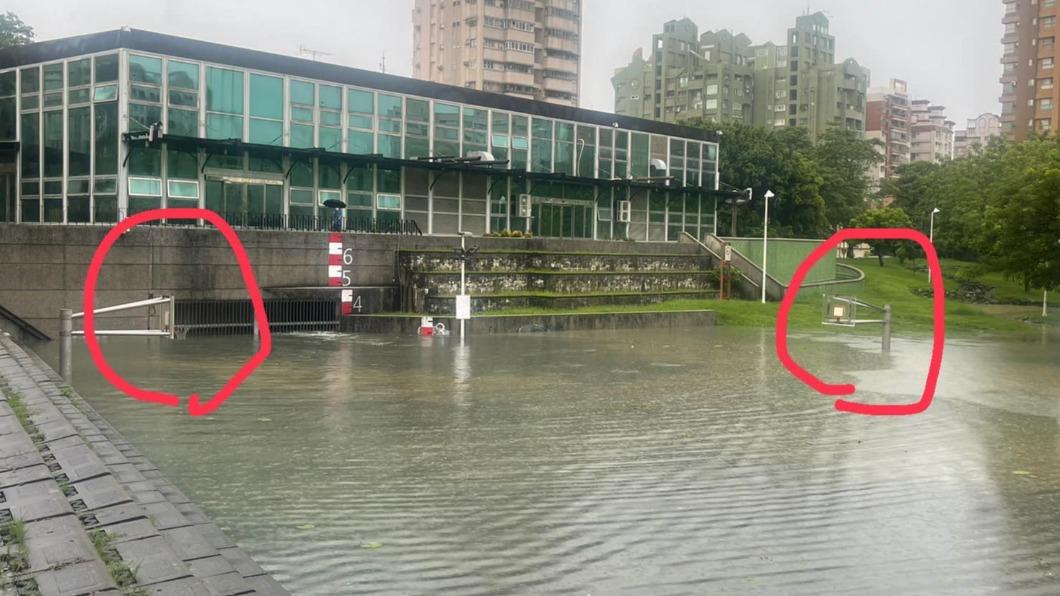 高雄暴雨多恐怖？一張「籃框露出水面」照看出驚人雨勢
