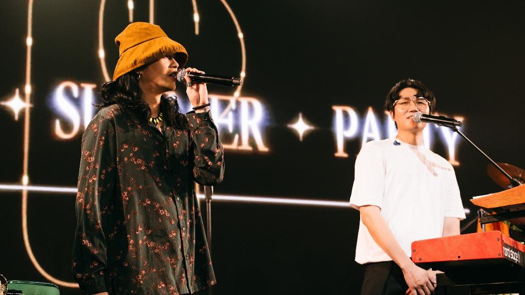 麋先生聖皓(左)以私服裝扮衝上台,讓小玉等人嚇了一跳。(圖/相信音樂提供)