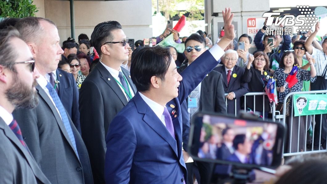 副總統賴清德出訪回程過境美國舊金山，僑胞接機氣氛熱烈。（圖／許依晨攝）
