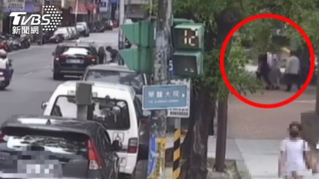 便衣員警埋伏逮人。（圖／TVBS）