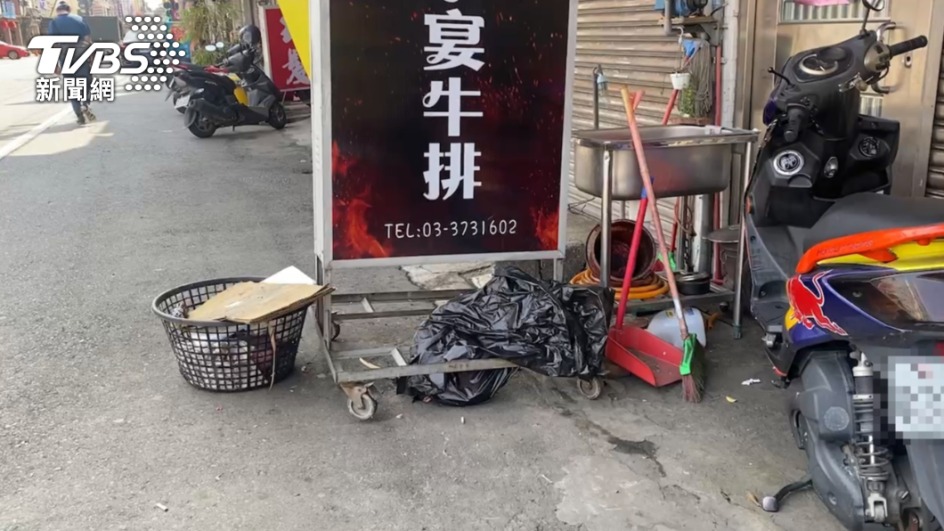 潘姓機車騎士衝撞牛排館附近的2台機車。(圖/TVBS)