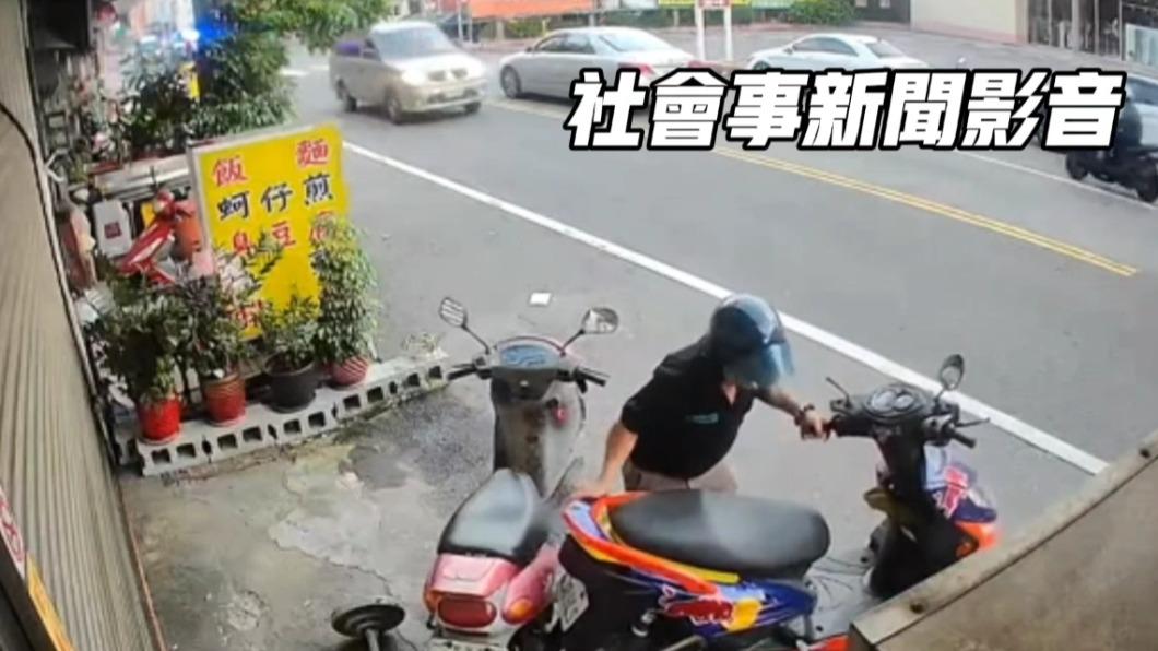 肇事的騎士將倒地的機車牽起來。(圖/翻攝自社會事新聞影音)