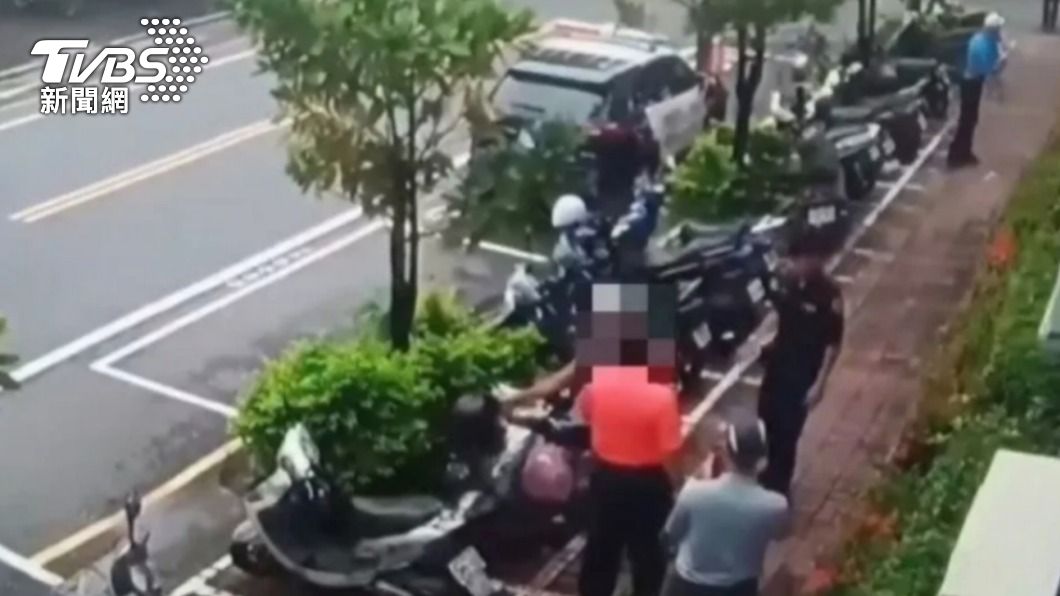 黃男在屏東縣政府警察局撒冥紙及張貼恐嚇言論字條被員警發現。(圖/TVBS)
